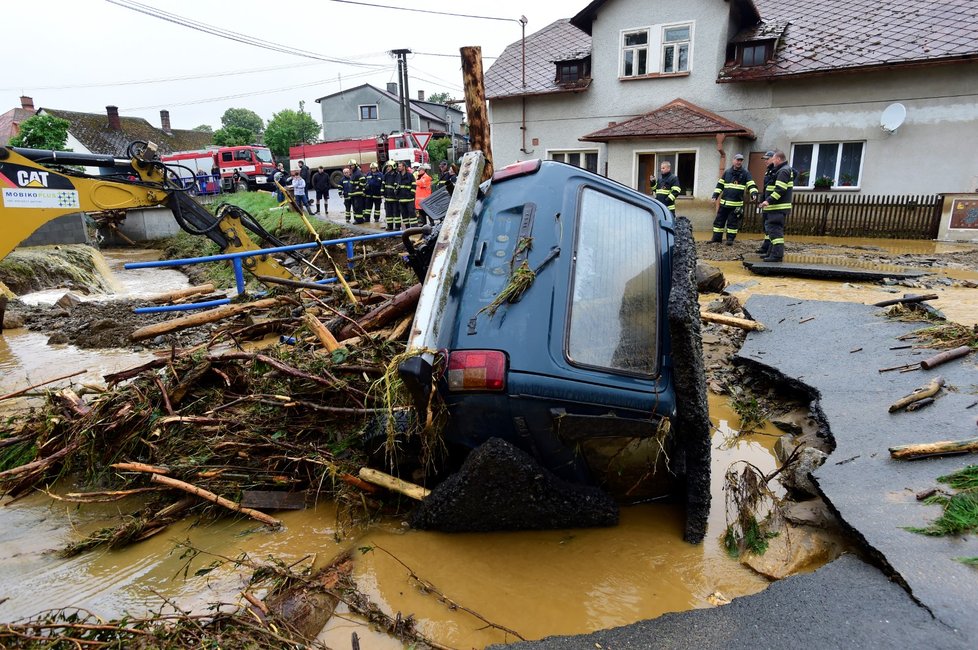 Lidé v Olomouckém kraji zažili krušnou noc a den. Přehnala se zde obří bouře, která strhávala auta, chodníky i věci ze zahrad (8.6.2020)