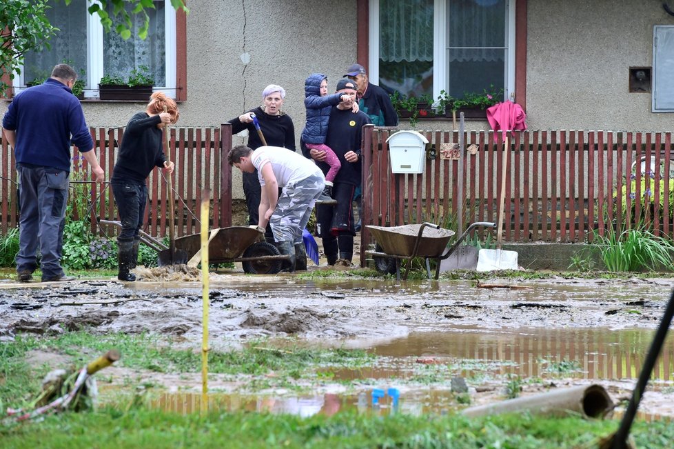 Lidé v Olomouckém kraji zažili krušnou noc a den. Přehnala se zde obří bouře, která strhávala auta, chodníky i věci ze zahrad. (8.6.2020)