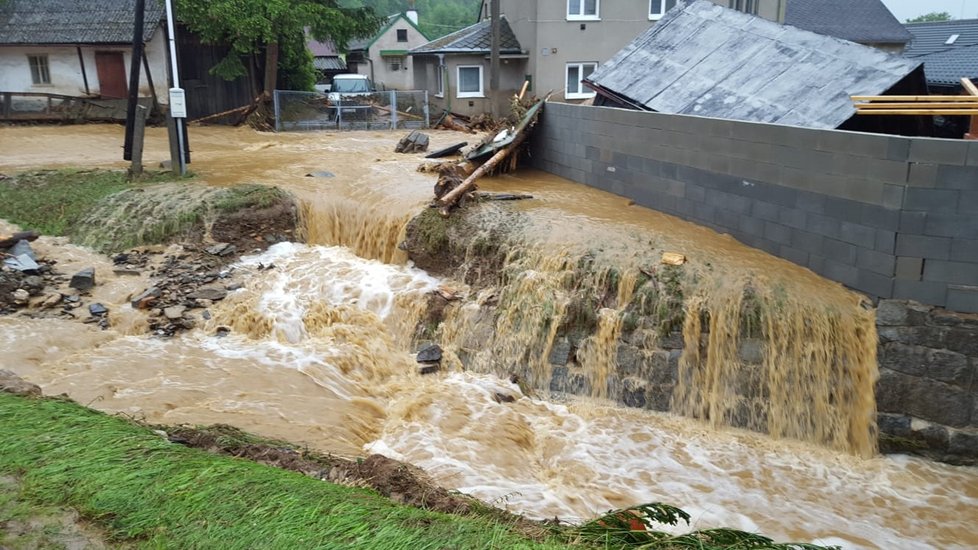 Lidé v Olomouckém kraji zažili krušnou noc a den. Přehnala se zde obří bouře, která strhávala auta, chodníky i věci ze zahrad. (8.6.2020)