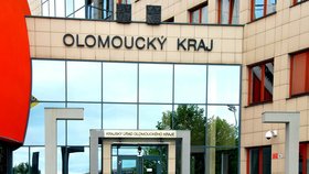 Razie na úřadě v Olomouckém kraji kvůli podezření z korupce! Probíhají i domovní prohlídky