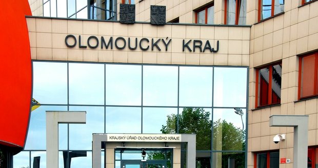 Razie na úřadě v Olomouckém kraji kvůli podezření z korupce! Probíhají i domovní prohlídky