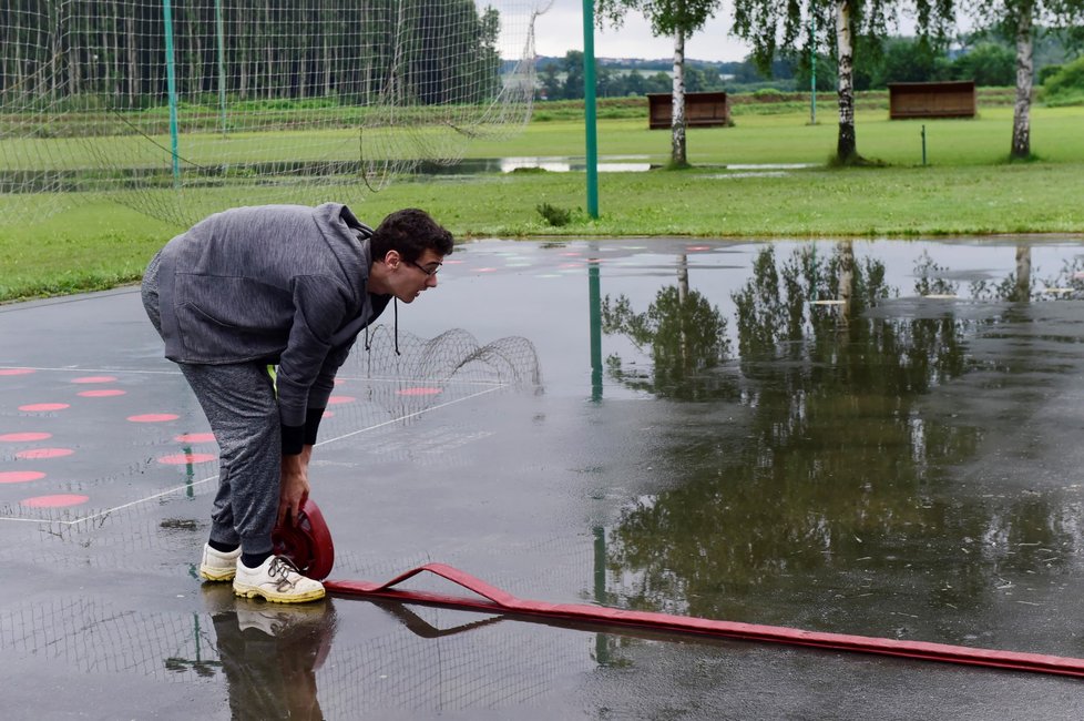 Lidé v Ústí na Přerovsku odklízejí následky povodní. (22.6.2020)