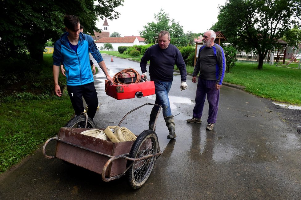 Lidé v Ústí na Přerovsku odklízejí následky povodní. (22.6.2020)