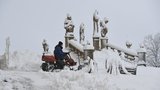 Uzavřené tratě i parky a 1200 výjezdů hasičů: Česko druhý den bojovalo s přívaly sněhu