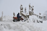 Uzavřené tratě i parky a 1200 výjezdů hasičů: Česko druhý den bojovalo s přívaly sněhu