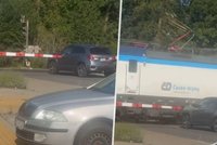 Šílené video na Olomoucku: Řidič prorazil závoru! Rychlík auto těsně minul