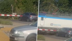 Řidič jen o vlásek unikl nehodě na přejezdu ve Střeni na Olomoucku.