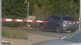 Musel tedy zacouvat a jednu z nich prorazit.