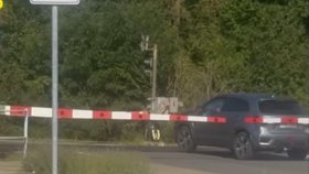 Šofér vjel na přejezd, když už blikala světla, závory se za ním vzápětí zavřely.