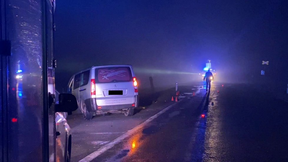 Cyklistu (†36) srazilo auto mezi Kralupy a Velvary, muž zemřel.