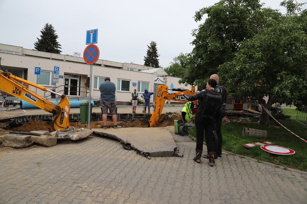 Ve čtvrtek u hotelu Olšanka na pražském Žižkově došlo k havárii vodovodního řadu. Vodazaplavila Táboritskou ulici i ulici Prokopovu. Takhle to vypadalo na místě v pátek 22. květen.