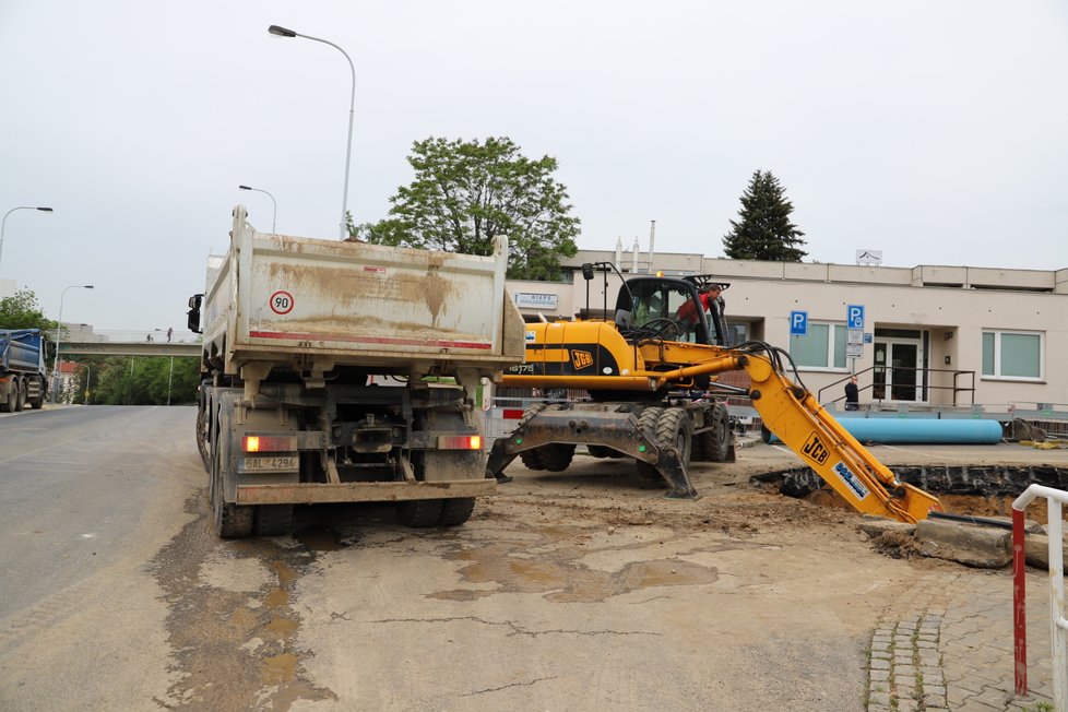 Ve čtvrtek u hotelu Olšanka na pražském Žižkově došlo k havárii vodovodního řadu. Vodazaplavila Táboritskou ulici i ulici Prokopovu. Takhle to vypadalo na místě v pátek 22. květen.