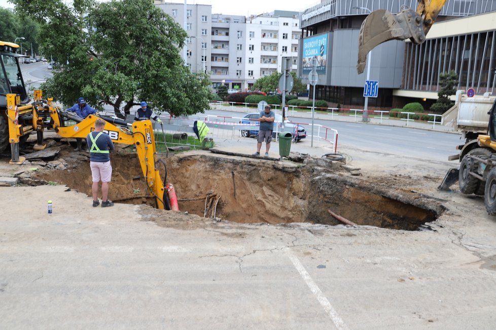 Ve čtvrtek u hotelu Olšanka na pražském Žižkově došlo k havárii vodovodního řadu. Vodazaplavila Táboritskou ulici i ulici Prokopovu. Takhle to vypadalo na místě v pátek 22. květen.