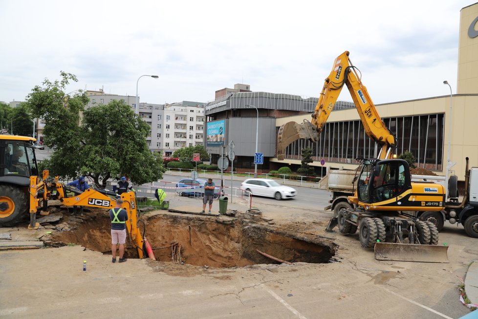 Ve čtvrtek u hotelu Olšanka na pražském Žižkově došlo k havárii vodovodního řadu. Vodazaplavila Táboritskou ulici i ulici Prokopovu. Takhle to vypadalo na místě v pátek 22. květen.