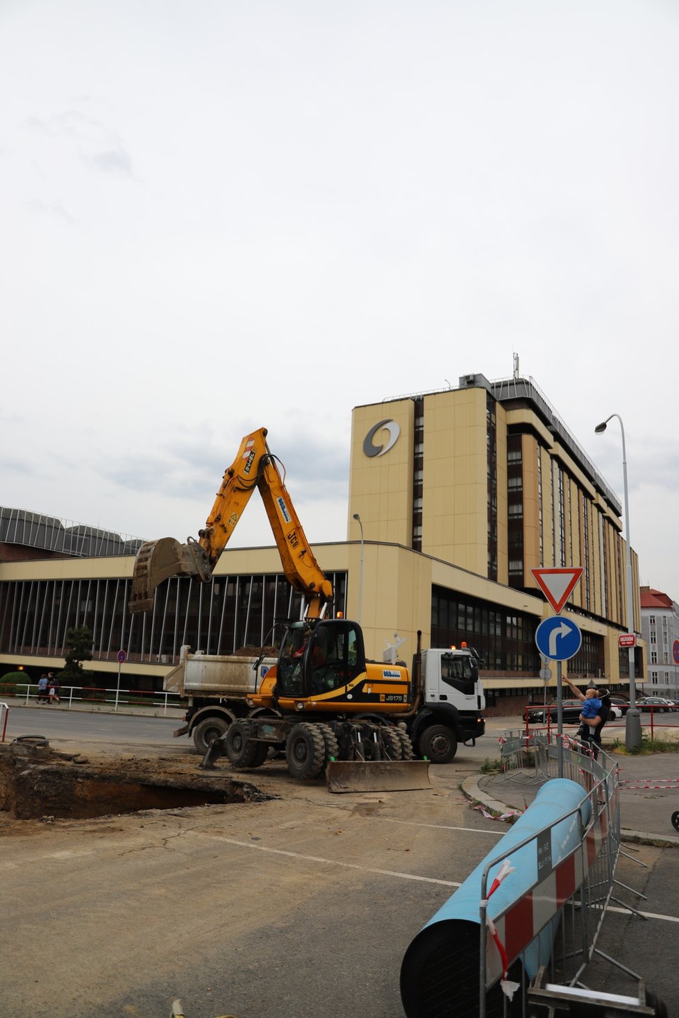 Ve čtvrtek u hotelu Olšanka na pražském Žižkově došlo k havárii vodovodního řadu. Vodazaplavila Táboritskou ulici i ulici Prokopovu. Takhle to vypadalo na místě v pátek 22. květen.