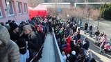 Ukrajinští uprchlíci v Praze: Před cizineckou policií se tvoří dlouhé fronty, odbavuje se i na ulici
