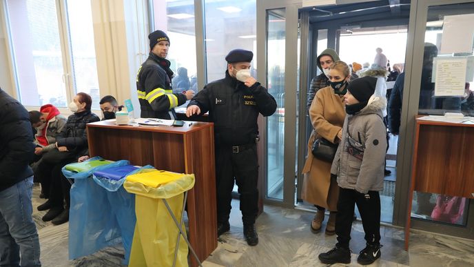 Na cizinecké policii v Olšanské ulici na Žižkově se kvůli registraci přijíždějících uprchlíků tvoří dlouhé fronty. Policisté je v případě potřeby odbavují i po konci pracovní doby. (1. březen 2022)