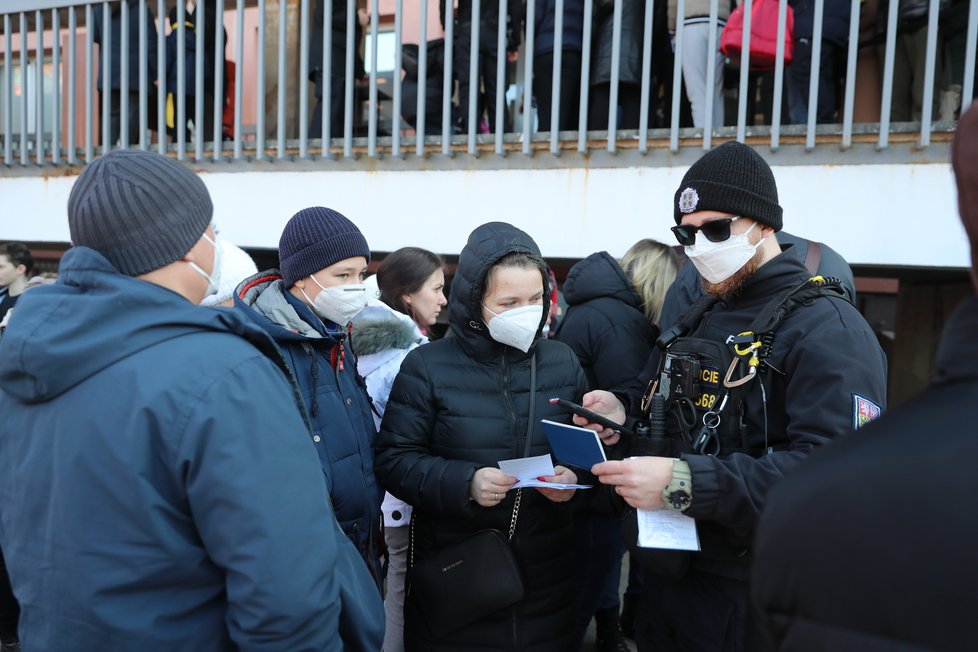 Na cizinecké policii v Olšanské ulici na Žižkově se kvůli registraci přijíždějících uprchlíků tvoří dlouhé fronty. Policisté je v případě potřeby odbavují i po konci pracovní doby. (1. březen 2022)