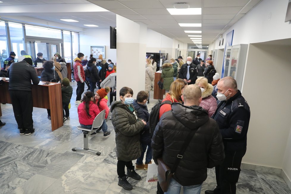 Na cizinecké policii v Olšanské ulici na Žižkově se kvůli registraci přijíždějících uprchlíků tvoří dlouhé fronty. Policisté je v případě potřeby odbavují i po konci pracovní doby. (1. březen 2022)