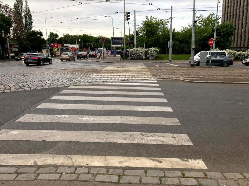 Nebezpečný přechod v Olšanské ulici.