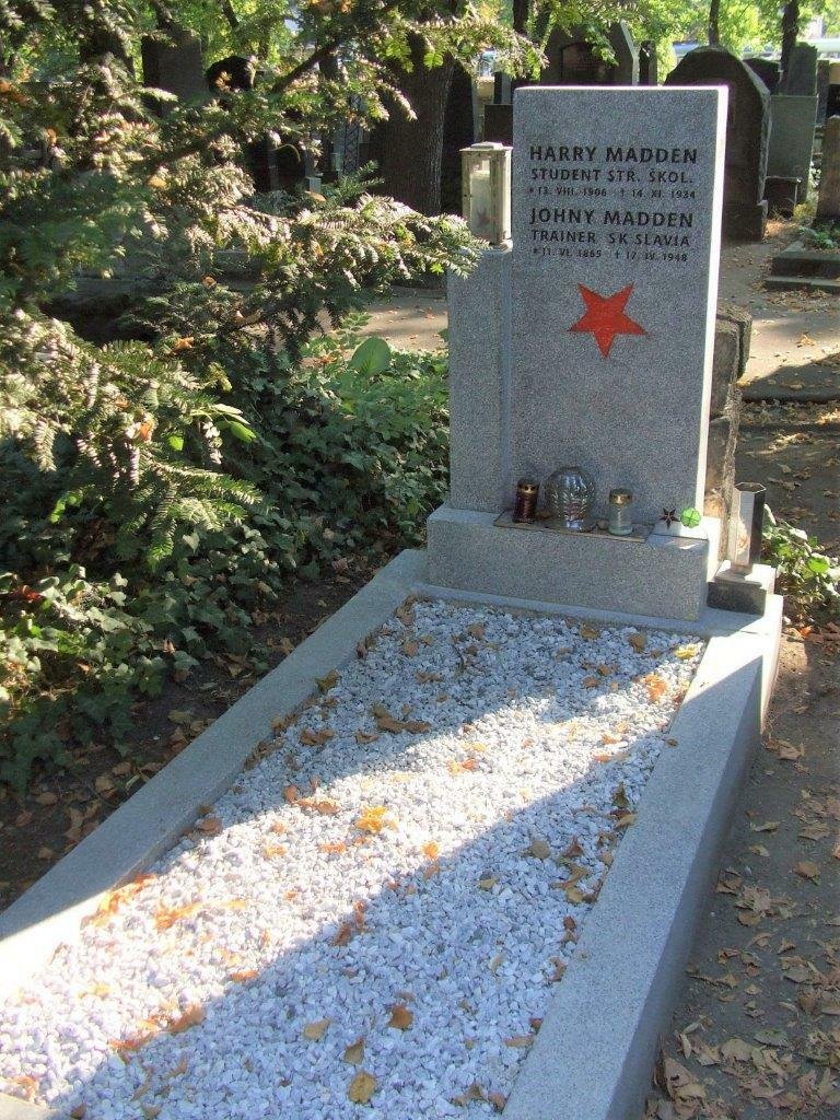 Hrob slavistického trenéra Johna Williama Maddena, který adoptoval Odpor přátel Slavie