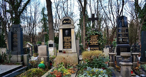Lidé nosí na hřbitovy svíčky a věnce nejen svým blízkým, ale také ikonám české literatury.