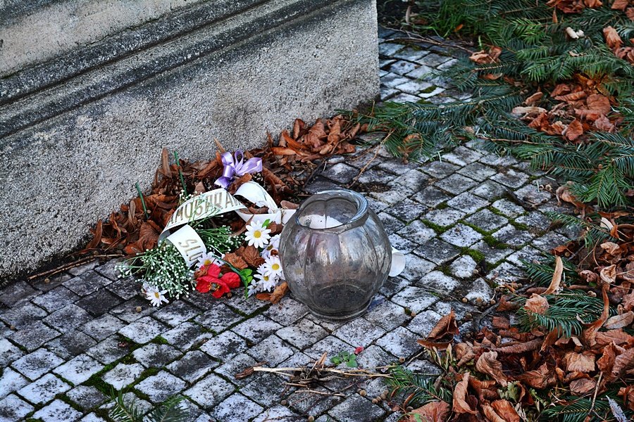 Lidé nosí na hřbitovy svíčky a věnce nejen svým blízkým, ale také ikonám české literatury