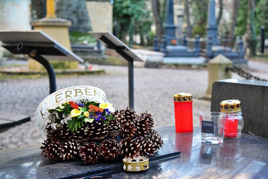 Lidé nosí na hřbitovy svíčky a věnce nejen svým blízkým, ale také ikonám české literatury
