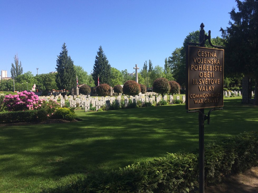 Padlé vojáky uctili v pondělí na vojenském pohřebišti na Olšanských hřbitovech.