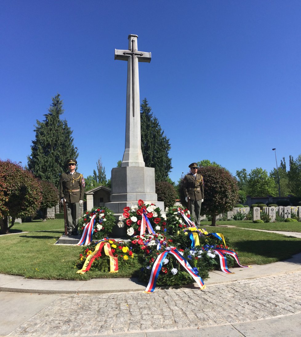 Pomník britských vojáků byl po akci obsypán vzpomínkovými věnci.