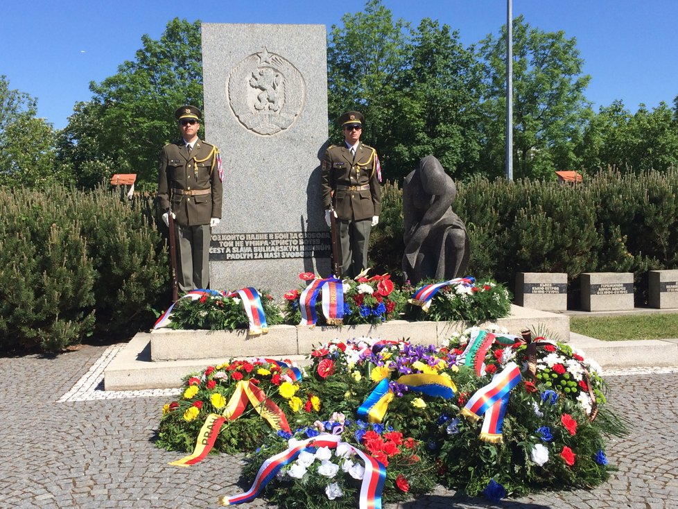 Věnce se kladly i k památníku padlých bulharských vojáků, kteří se rovněž zasluhovali o osvobození Prahy. Podle předsedy Českého svazu bojovníků za svobodu Jaroslava Vodičky se právě na jejich oběti často zapomíná.