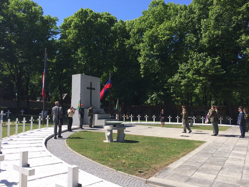 Při příležitosti 73 let od konce se kladly věnce i k obětem 1. českého odboje, který probíhal v letech 1914-1918.