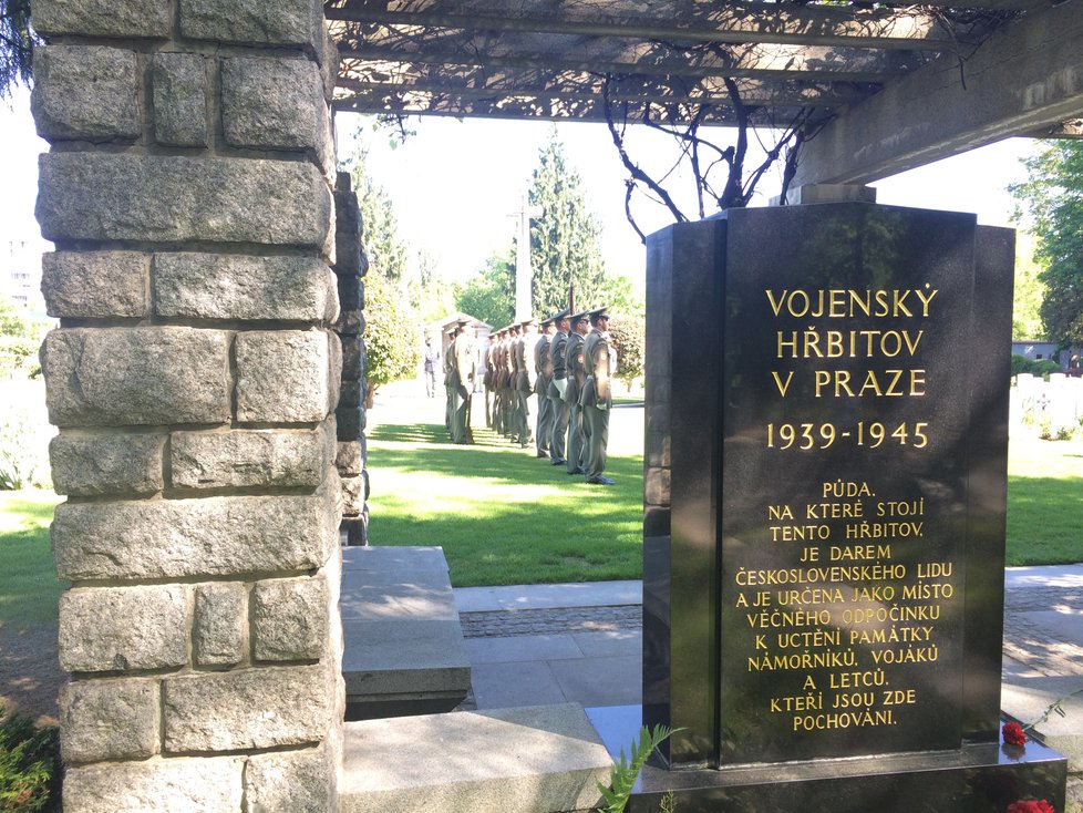 V těchto místech odpočívají britští vojáci, kteří položili své životy za svou i českou vlast během posledních dnů války.