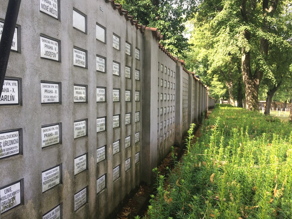 Na Žižkově se nachází pomník věnovaný všem těm, jejichž ostatky se nenavrátily zpět do jejich domoviny. Na zdi hřbitova se nachází stovky destiček s konkrétními jmény, u některých jsou doteď čerstvé věnci nebo kytičky.