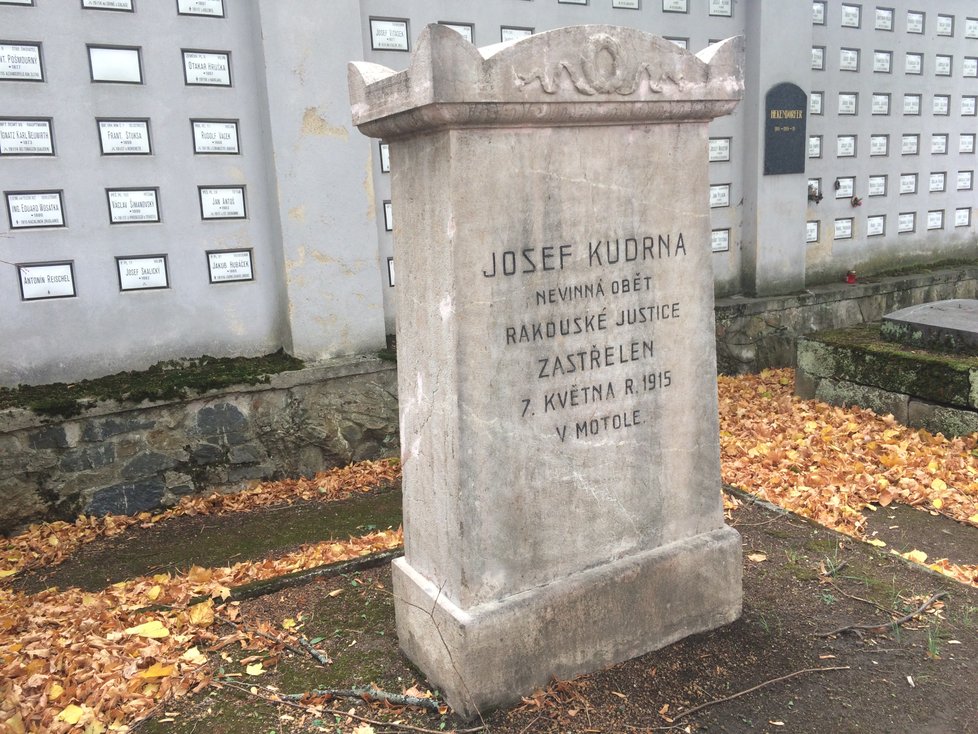 Na Olšanských hřbitovech má svůj symbolický hrob i voják Josef Kudrna, který byl svého času považovaný za hrdinu domácího odboje během první světové války.