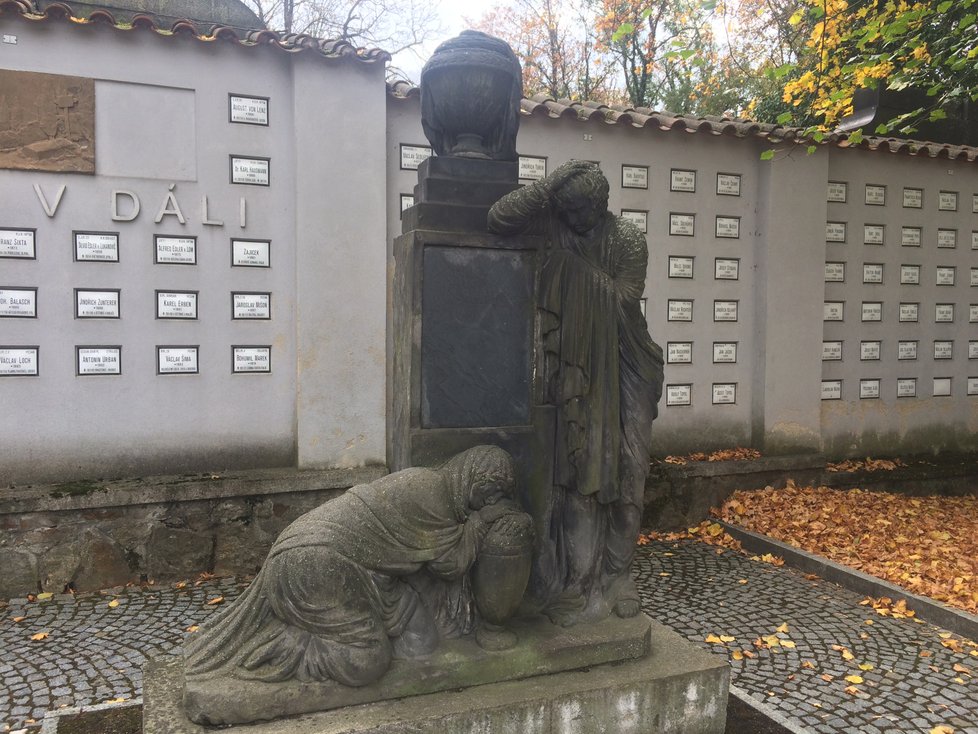 Mnoho českých vojáků padlo během 1. světové války v zahraničí. Tam jsou také pohřbeni. Nicméně rodiny jim kolikrát nechali zbudovat alespoň symbolické hroby. I těch je na Olšanských hřbitovech nemálo.