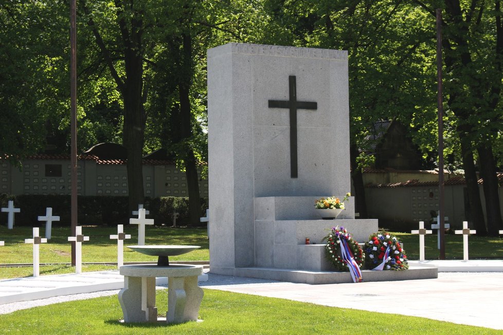 Kromě ostatků vojáků z první světové války lze na Olšanských hřbitovech nalézt i symbolické pomníčky těm, jejichž ostatky se do Čech nenavrátily ani s koncem války.