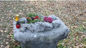 Na náhrobku jsou vytesány dvě malé postavičky sester, které při tragické nehodě přišly o nohy, na což následně zemřely.