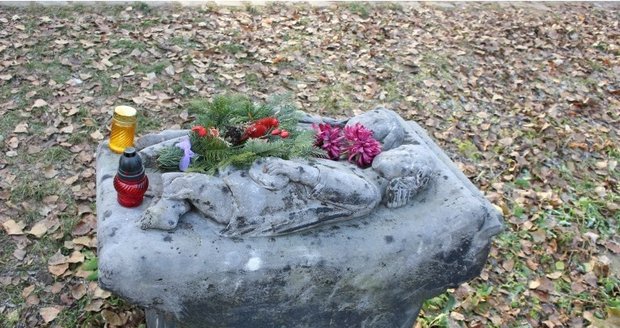 Na náhrobku jsou vytesány dvě malé postavičky sester, které při tragické nehodě přišly o nohy, na což následně zemřely.