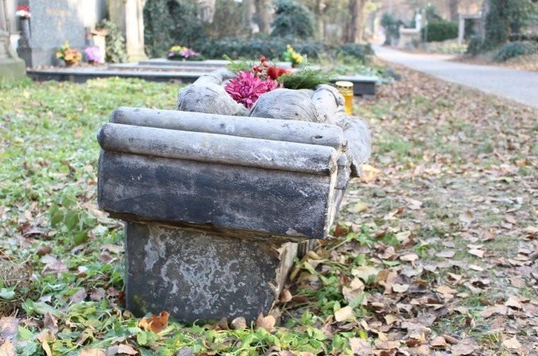 Na náhrobku jsou vytesány dvě malé postavičky sester, které při tragické nehodě přišly o nohy, na což následně zemřely.