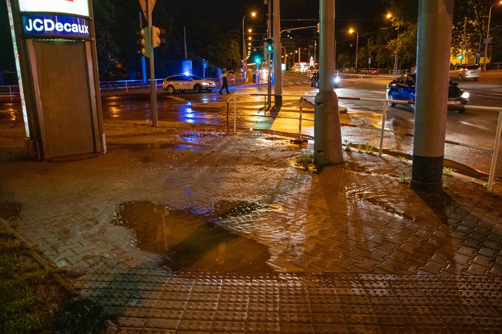 Havárie vody na Olšanském náměstí, 21. května 2020.