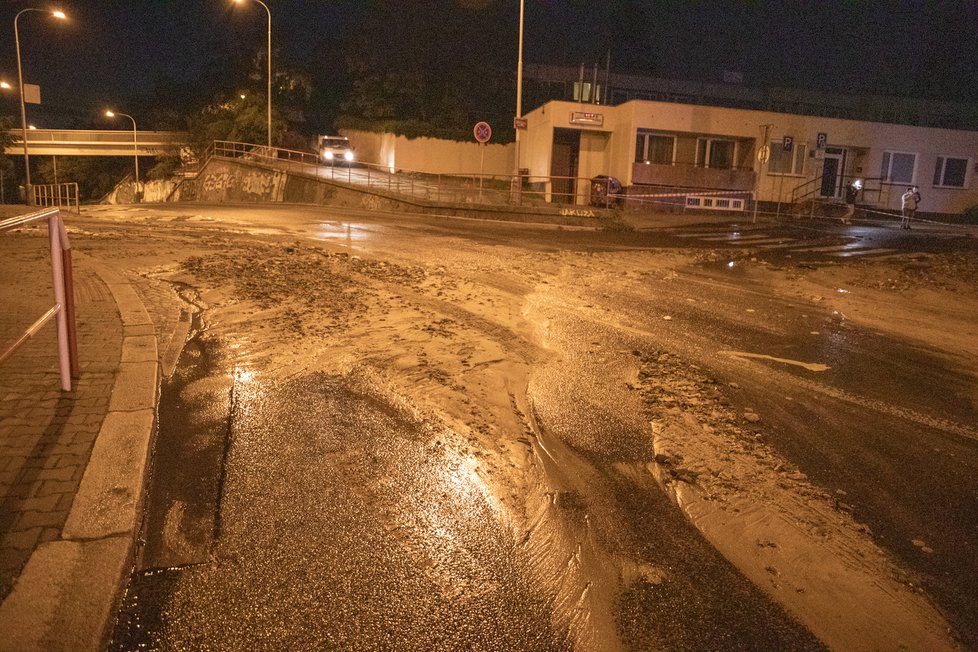 Havárie vody na Olšanském náměstí, 21. května 2020.