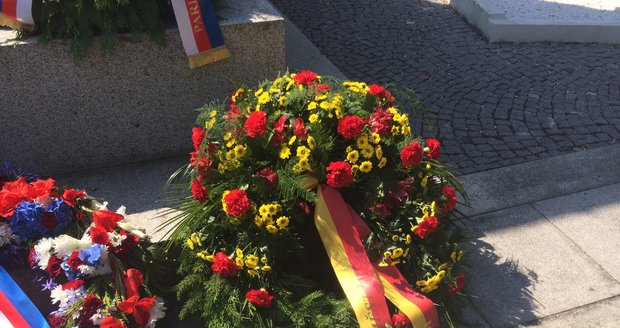Hlavní město prezentovala věncem vyvedeným v barvách pražské vlajky jeho radní Hana Marvanová Kordová.
