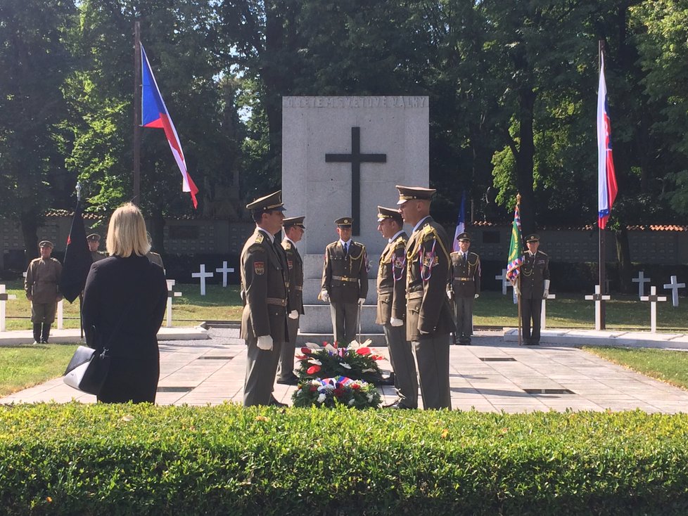 Pieta za padlé vojáky u Zborova se uskutečnila u osária na Olšanském hřbitově.