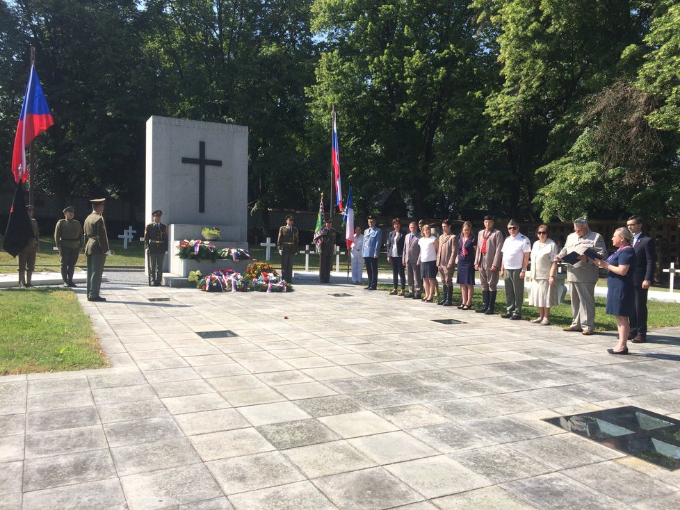 Senátorka a starostka Prahy 10 Renata Chmelová připomněla, že legionáři byli trnem v oku jak nacistům, tak i komunistům. O to více bychom si podle ní měli jejich díla vážit.