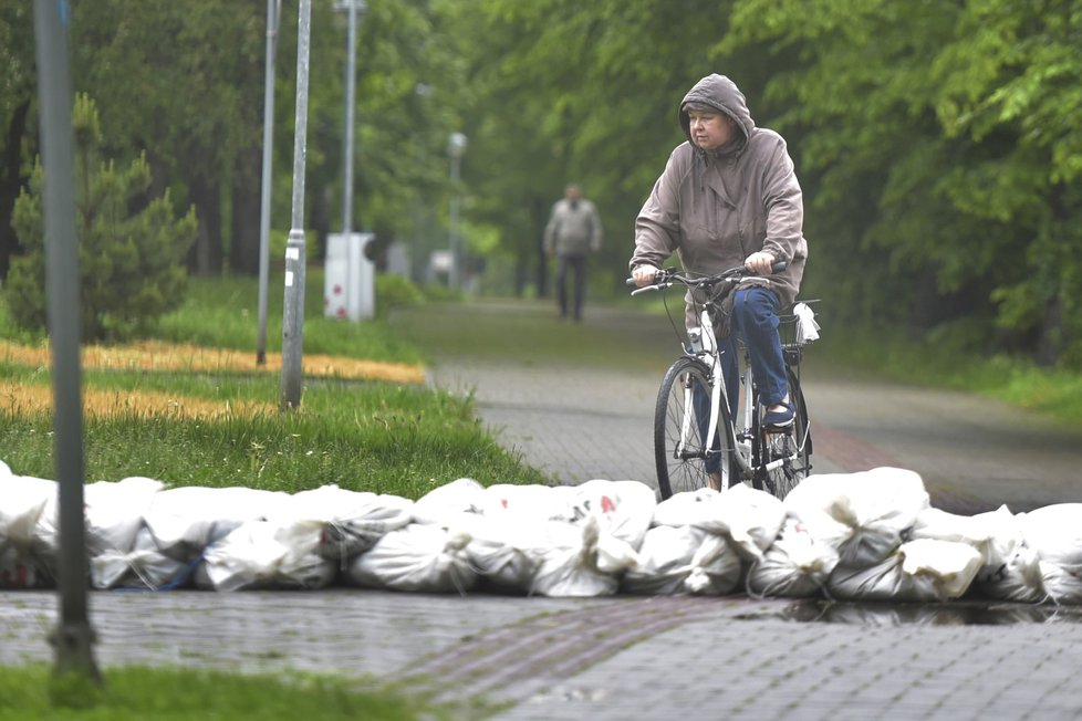 Olše v Českém Těšíně dosáhla třetího stupně povodňové aktivity. Na snímku jsou ještě vidět pytle s pískem