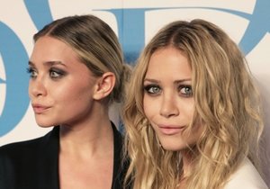 Dvojčata Olsenova se soudí se zaměstnanci.