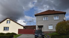 Vzorně udržovaný rodinný dům v Olšovci - Boňkově, který byl v noci na neděli 16. dubna dějištěm hrůzného masakru.