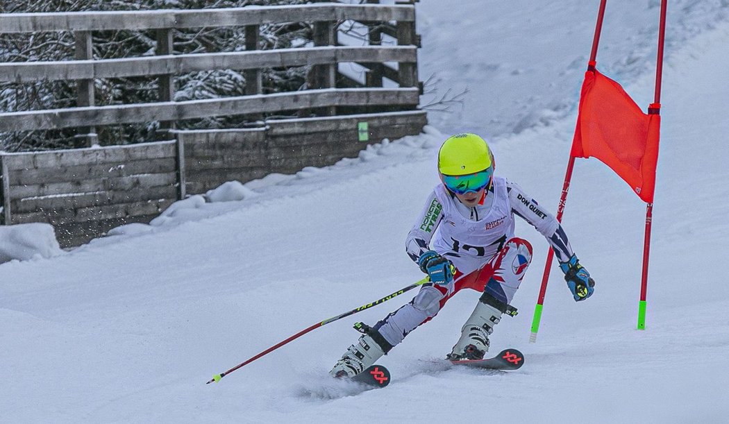 Jan Pollert, syn olympijského vítěze ve dodním slalomu Lukáše, slaví úspěchy mezi bránami na svahu