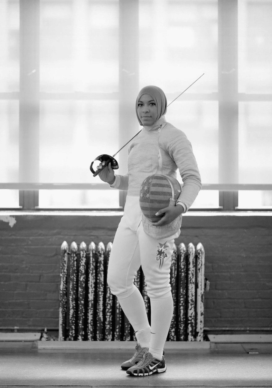 Ibtihaj Muhammad je černošská šermířka, první Američanka v hidžábu.